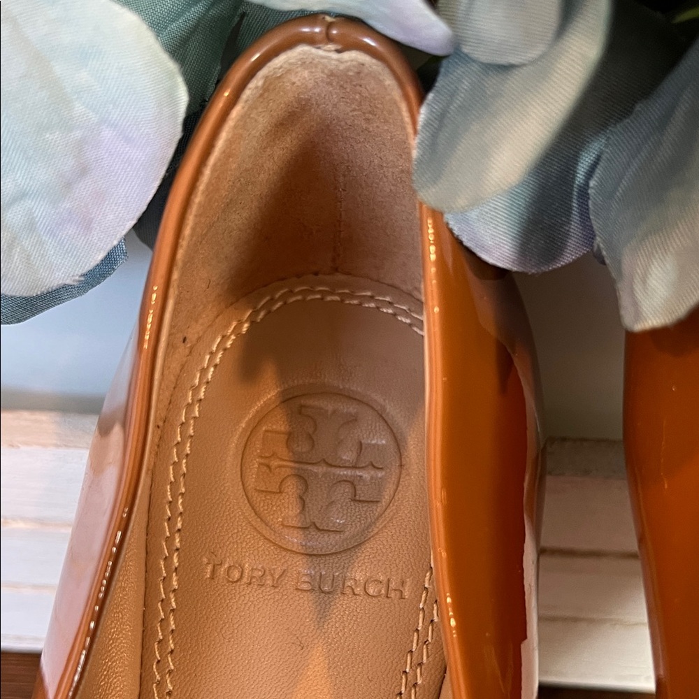 Tory Burch Chelsea Ballet Patent Leather Flats with Gold Logo Umber - Picture 5 of 9